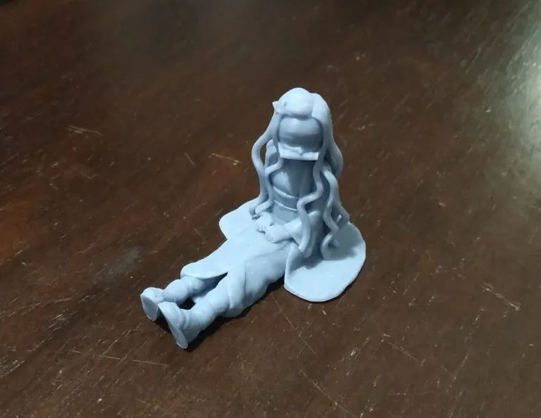 Figura de nezuko impresa en 3D resina